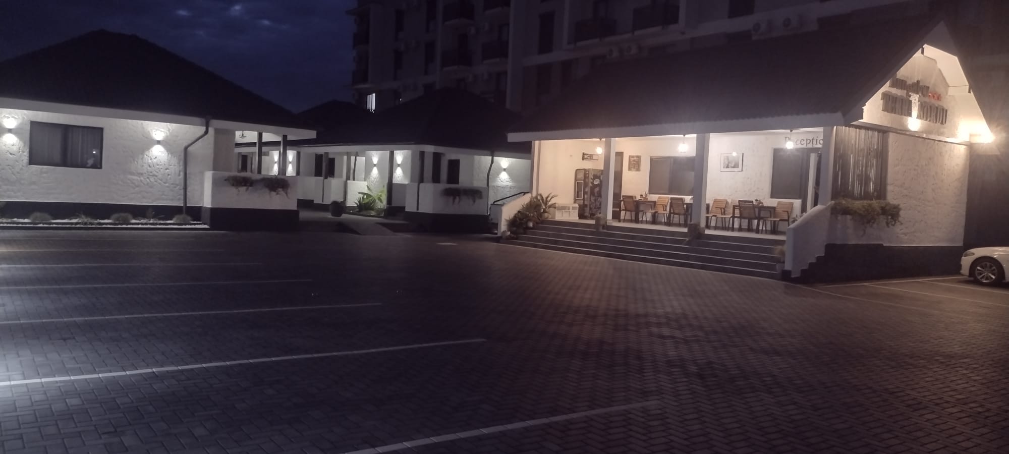 Zonă de relaxare iluminată nocturn